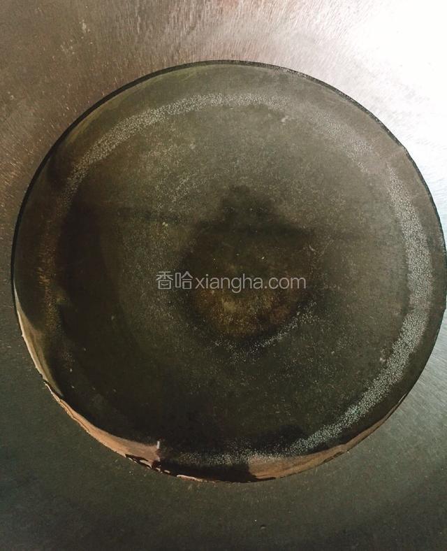 锅中煮一锅水。