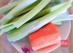 芹三鲜的做法图解1
