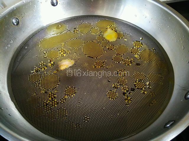 锅中加入适量水，并添加适量菜籽油和两片生姜。