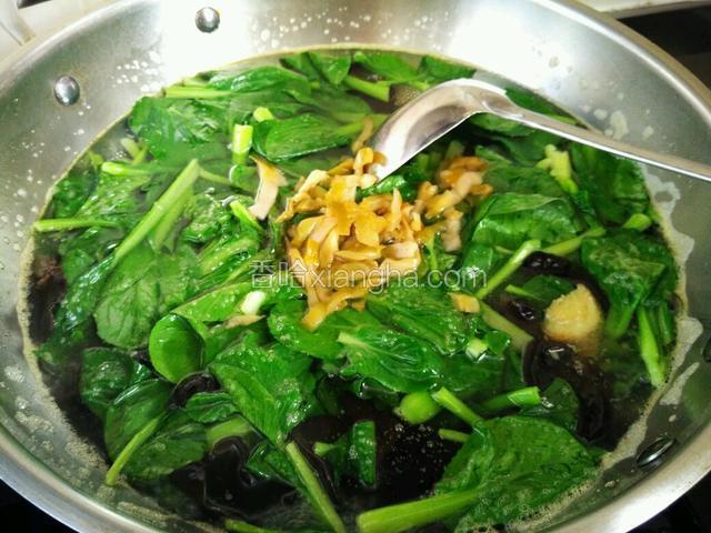 然后放入青菜和榨菜丝。