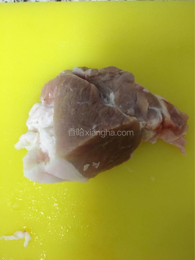 猪肉洗净去皮。