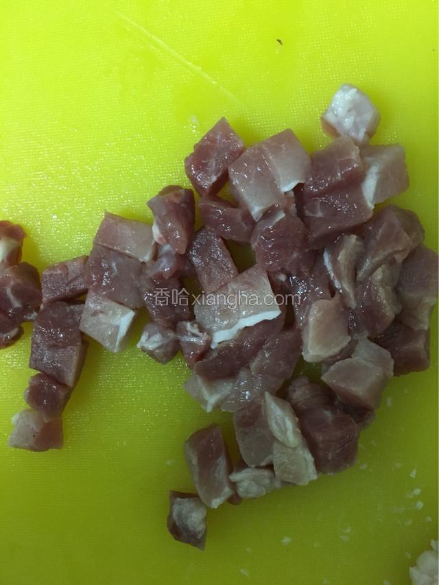 瘦肉切小块。