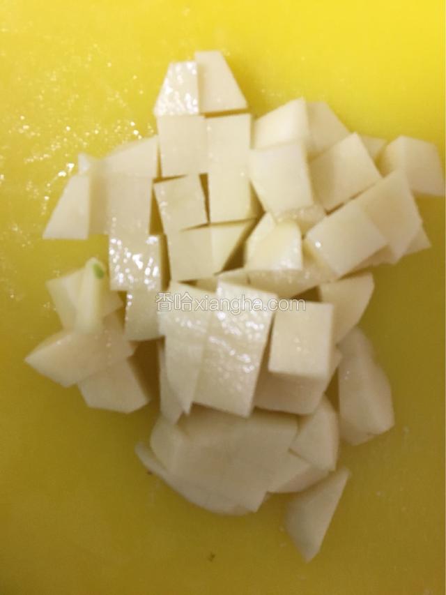 土豆切小块。