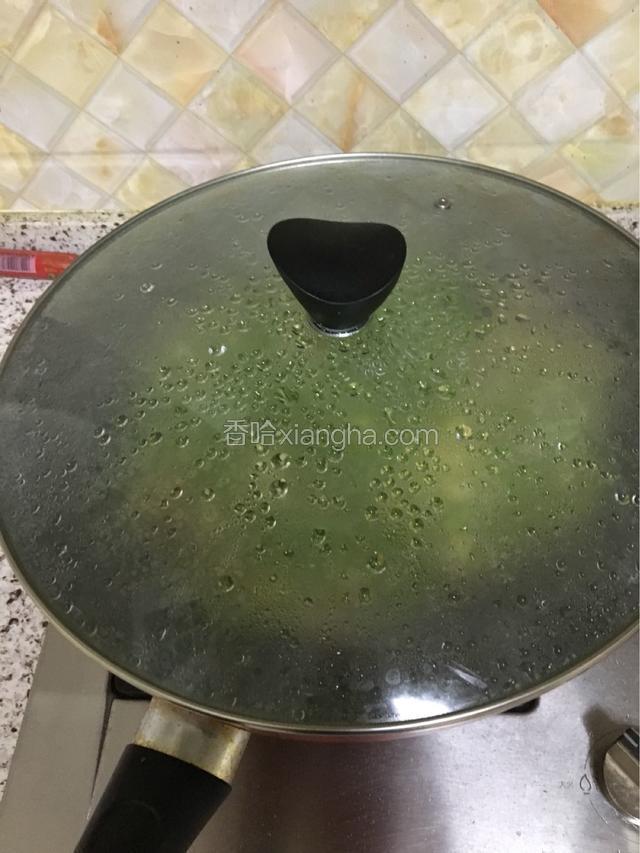 盖上锅盖焖一下。