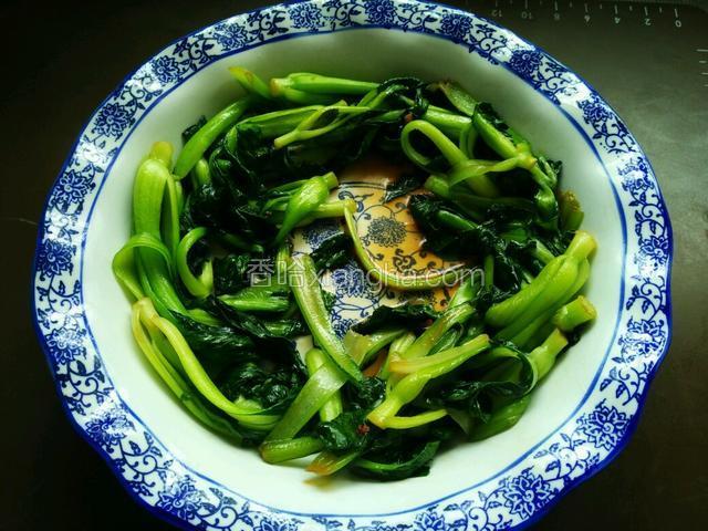 现在青菜捞出来摆盘。