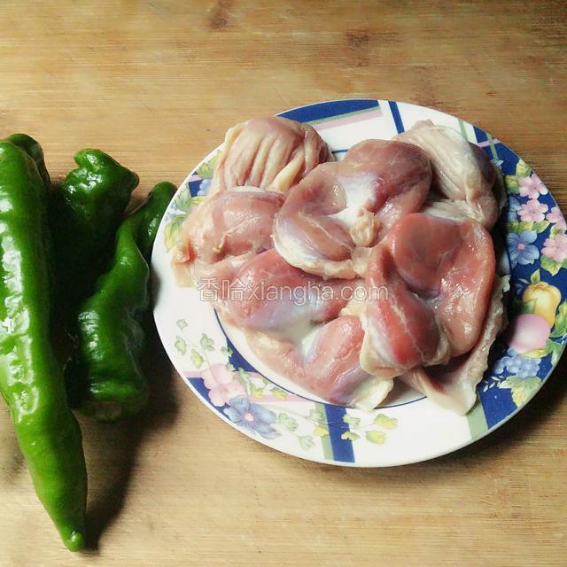 主要食材，青椒和鸡胗，清洗干净。