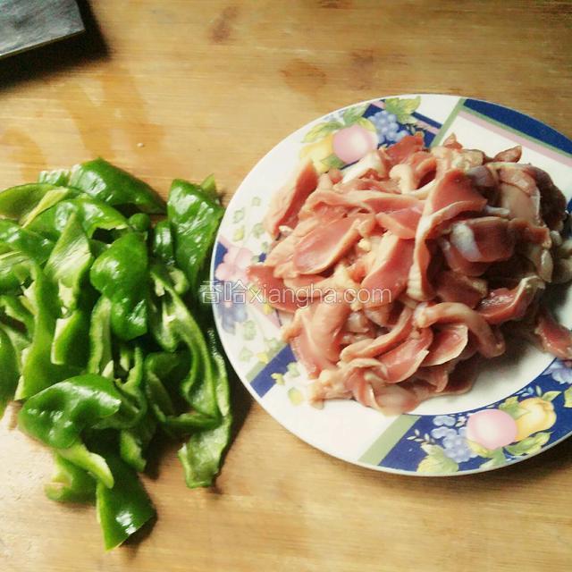 青椒切块，鸡胗切片