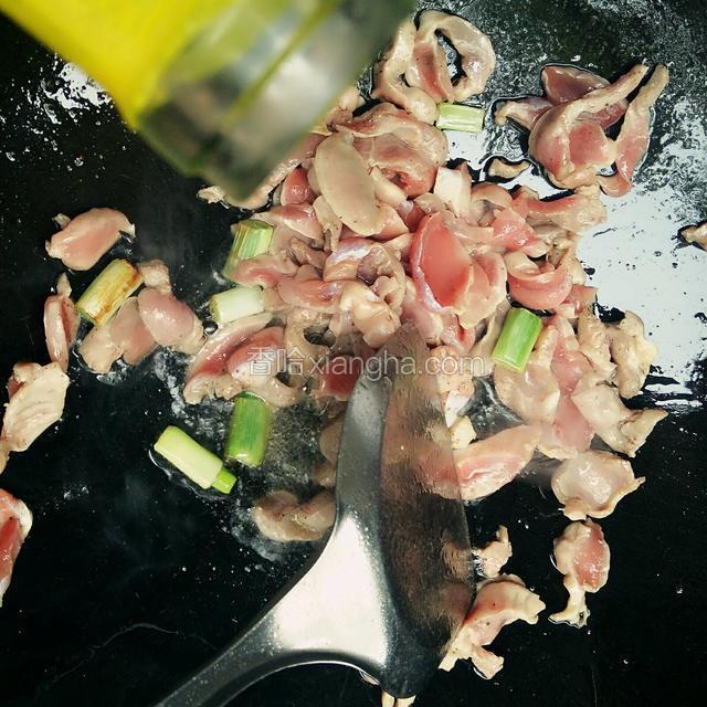 倒入鸡胗片翻炒，淋点料酒，炒至鸡胗紧缩后盛出