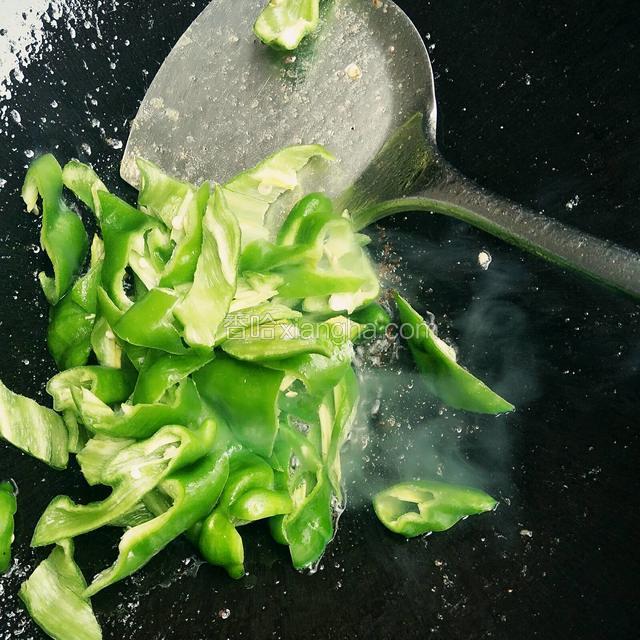 锅内再放一点油，放青椒煸炒一会