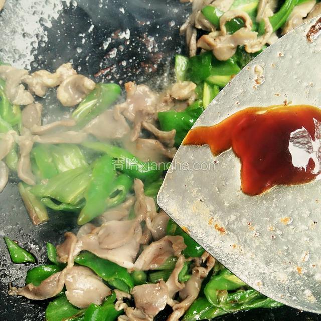 下入炒好的鸡胗，加蚝油