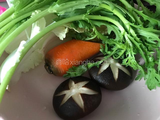 蒿子杆，娃娃菜洗净备用，香菇切花刀焯水备用
