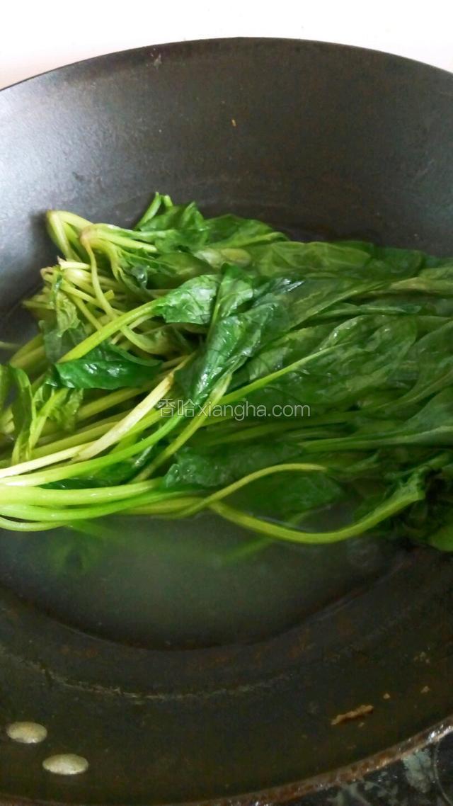 放入处理好的菠菜焯水，翻俩个儿捞出！