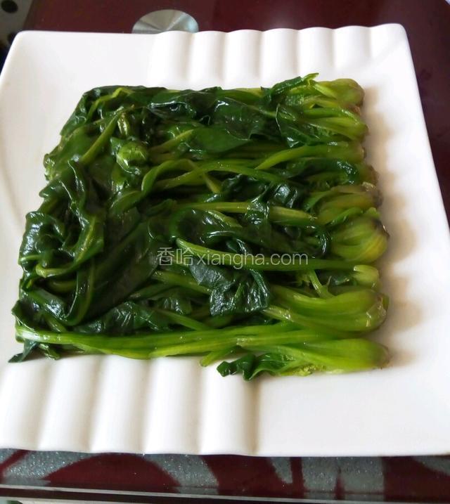 选适当盘子，把菠菜按自己的喜好码型垫底备用！