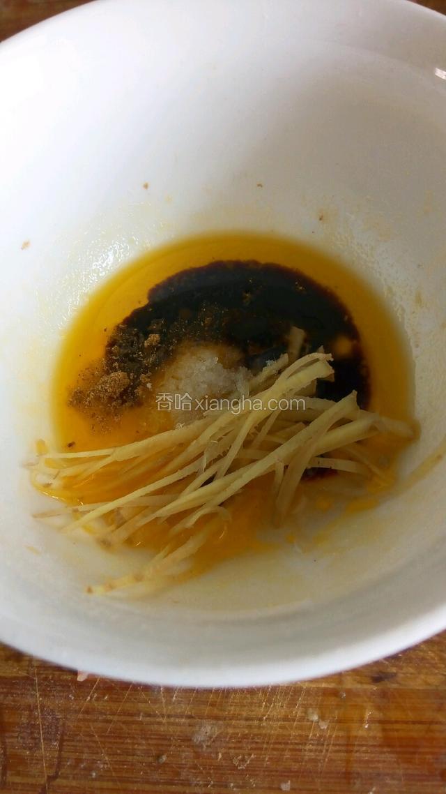 再加入老抽、少许盐、十三香、姜丝、料酒调汁！