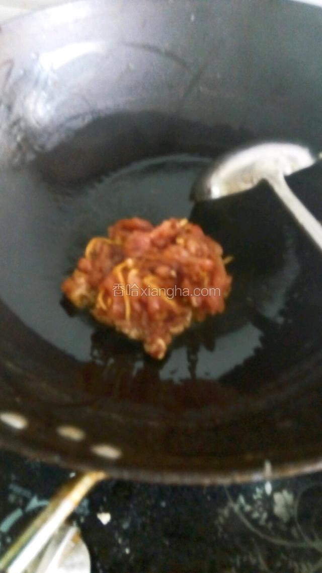 放入喂制好的肉丝慢慢划散！