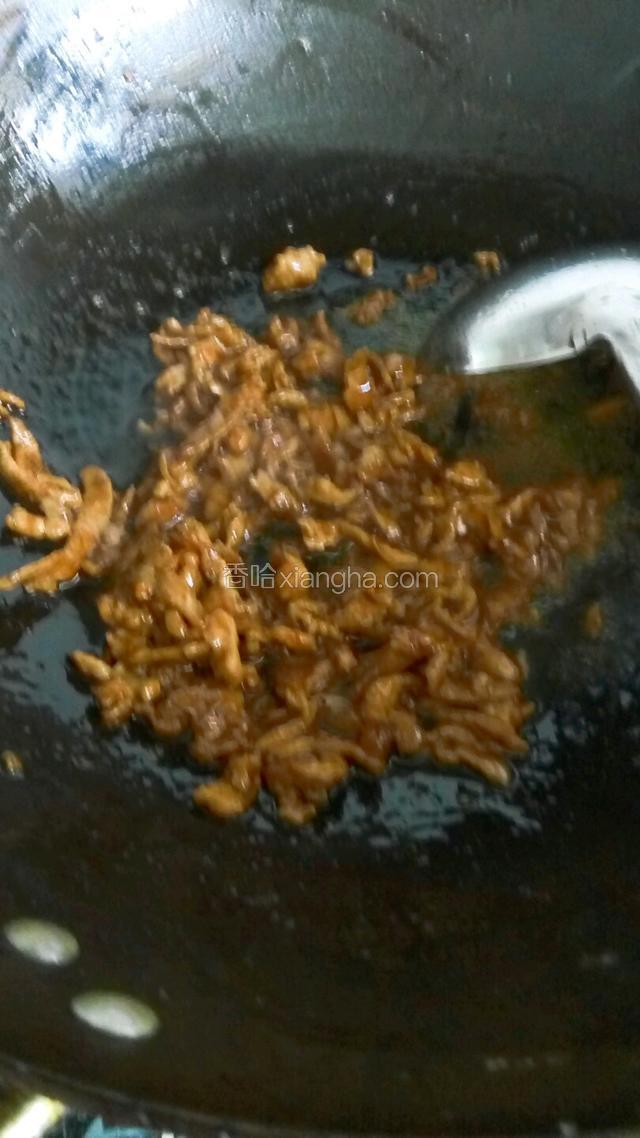 加入少许盐、耗油、生抽、鸡粉翻炒均匀。此时肉丝已经成熟，需尝口，口味要重些，因为菠菜没有底口。关火进行下一步！