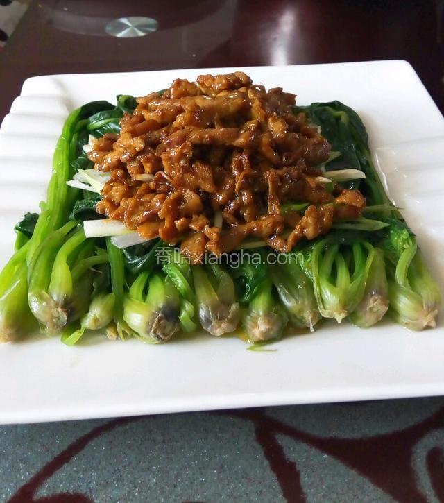 趁锅内留有余温，把锅内炒好的肉丝帽在葱蒜丝上面，这时肉丝的热量和油汁会使葱蒜丝发出诱人的香气！