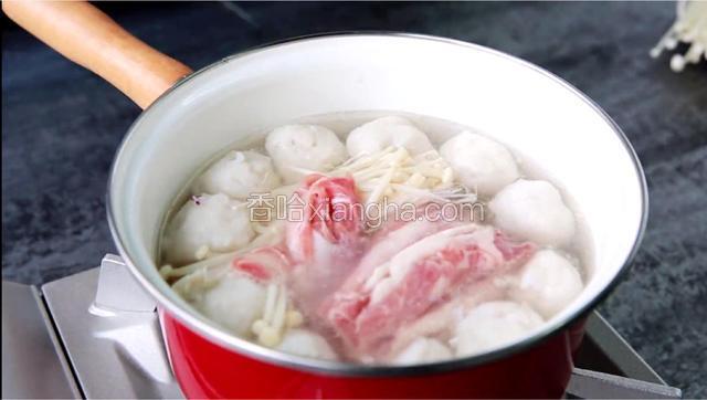 水煮开后，依次放入墨鱼丸，金针菇和肥牛