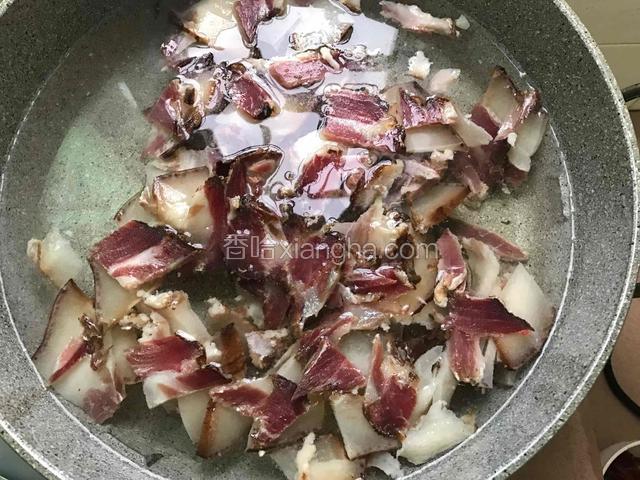 锅中到入冷水，放入切好的肉片