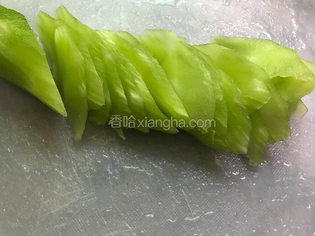 莴笋切片备用
