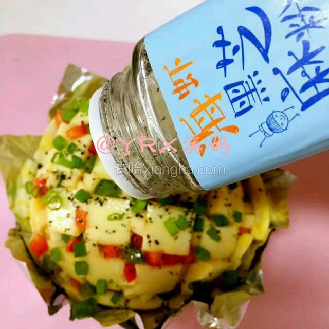 馒头底部用锡纸包好；撒葱花海虾黑芝麻粉