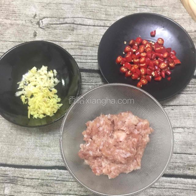 姜蒜切末，米椒切圈，肉末调盐、淀粉搅拌均匀