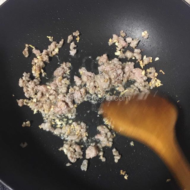 热锅倒少许油煸香姜蒜，倒入肉末翻炒出油变色