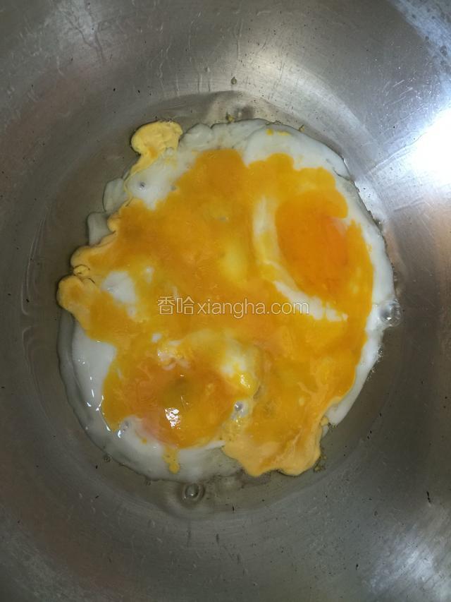 锅内放油烧热，打入鸡蛋小火煎成蛋饼。