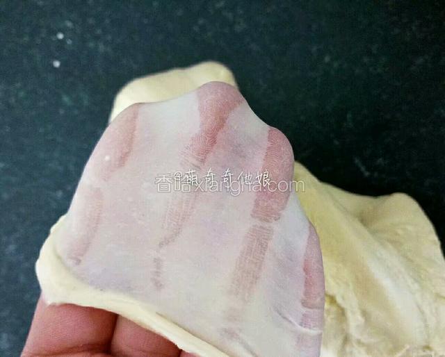 所有材料除黄油外揉到有筋膜状态，再加入软化黄油继续揉到能拉出结实薄膜即可。