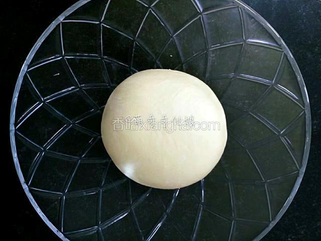 滚圆盖保鲜膜放温暖处进行基础发酵。一般一发温度为26度。