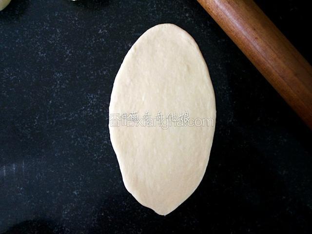 松弛好后擀开成椭圆形。