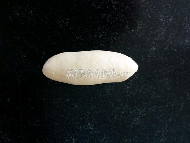 由上至下卷起来，边卷四指往里收整形成橄榄形。
