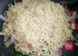 蛋炒方便面的做法图解5