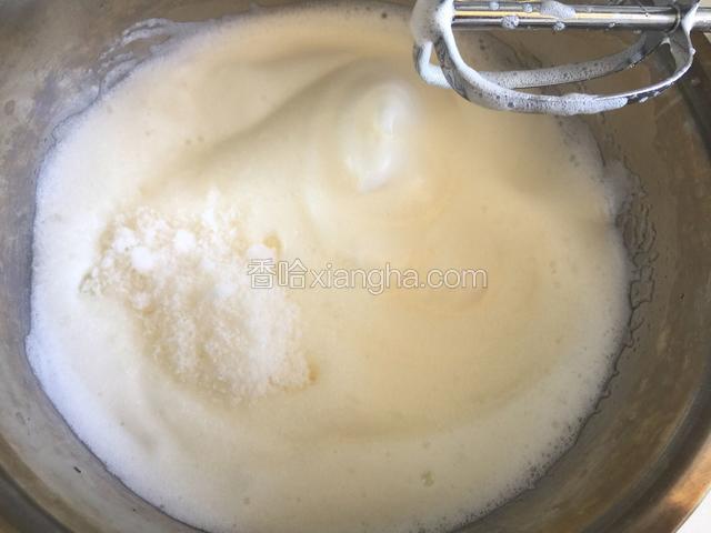 再加入20克白糖中速搅打一分钟至湿性发泡。
