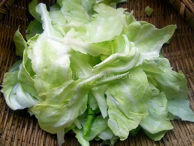 包菜撕好，大小适度有利同时熟，邦子用刀切片。