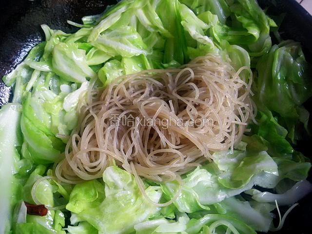 拔开包菜，下粉丝，简单翻炒。