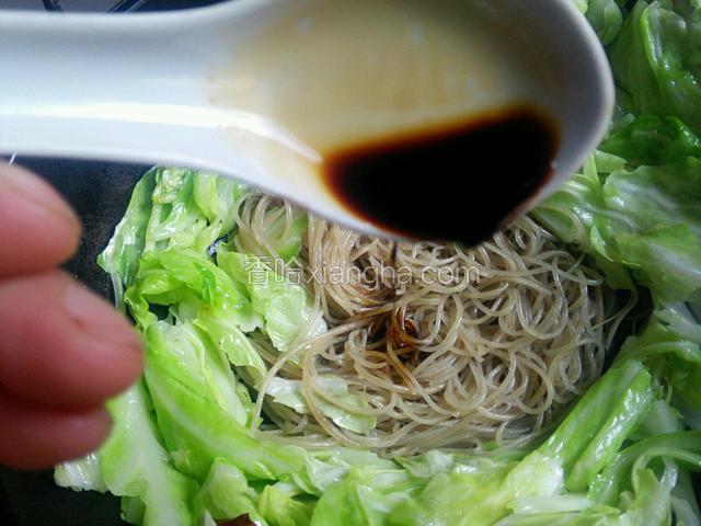放适量生抽上色增香，使粉丝略上色即可，快速惦炒翻匀。
