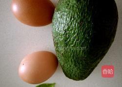 鸡蛋牛油果的做法图解1