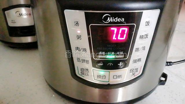 电压力锅摁煮粥键。（我是昨晚约好的）
