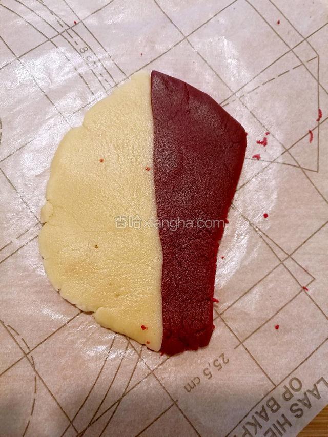再取原味，和甜菜头面团擀成片各取一半组合在一起。