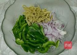 糖醋青椒豆皮的做法图解2