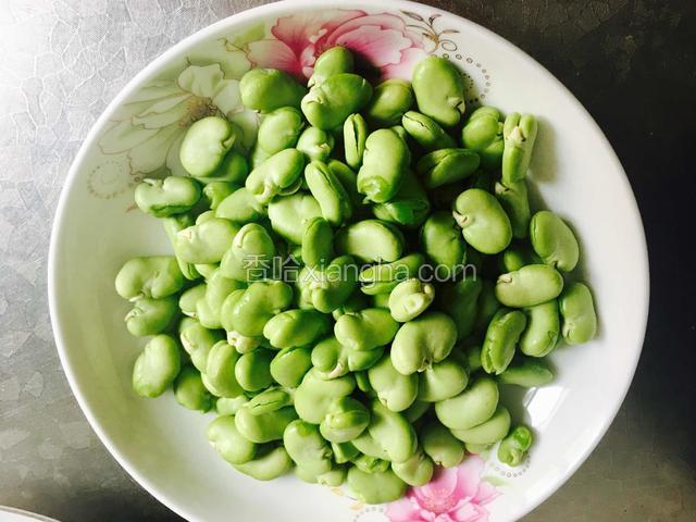 青蚕豆剥去外壳和内皮。