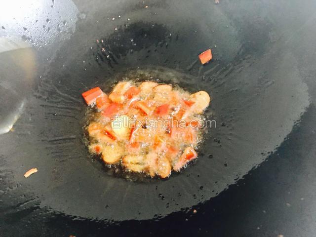 就着锅里的底油爆香蒜片放入彩椒。