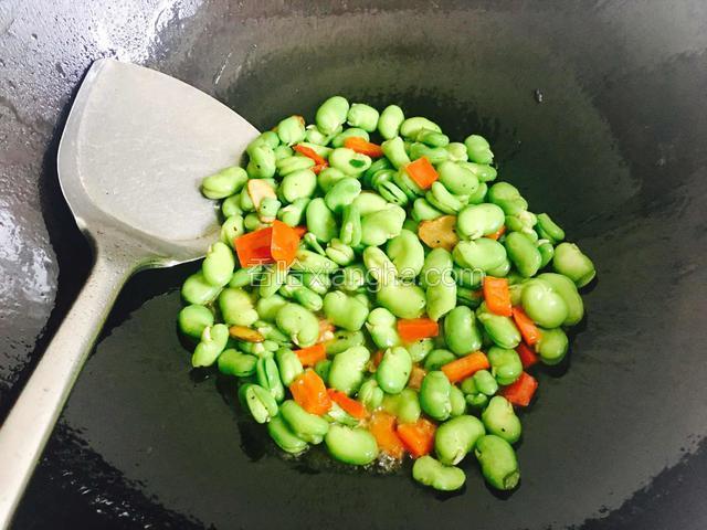 放入蚕豆一起炒两三分钟。