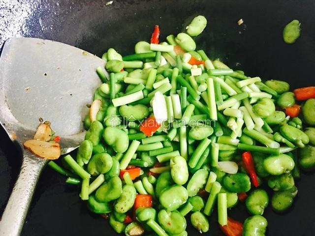 蚕豆炒至断生后加入蒜苔一起炒。