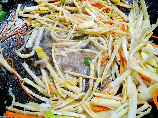 加点点水炒匀入味