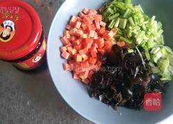 老干妈炒麻食的做法图解1