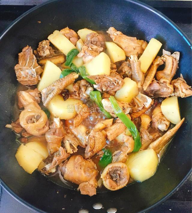 待葱段软踏、放入味精、鸡粉略炒，至土豆软烂入味即可关火出锅。
