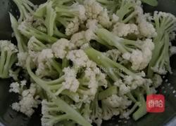 花菜炒肉块的做法图解3