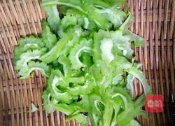 苦瓜炒家常肉的做法图解3